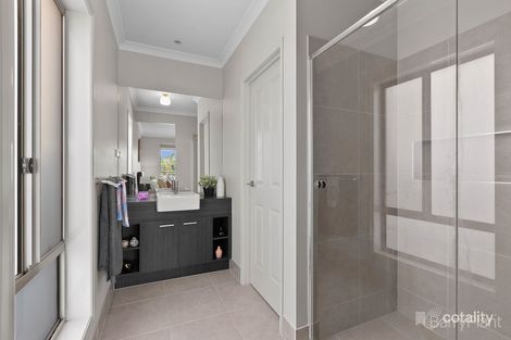 Property photo of 11 Avisha Way Narre Warren VIC 3805