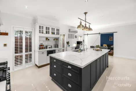 Property photo of 11 St James Close Burnside Heights VIC 3023