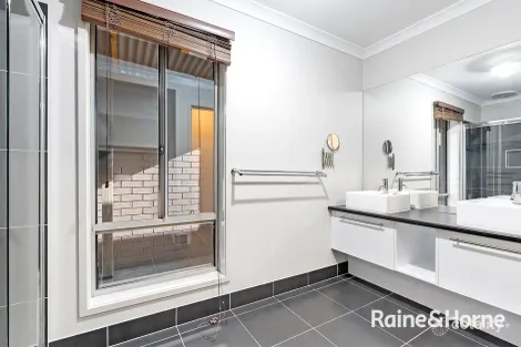 Property photo of 34 Freshfields Drive Cranbourne North VIC 3977