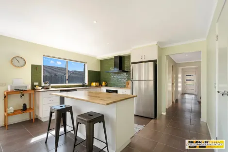 Property photo of 11 Rivendale Crescent Drouin VIC 3818