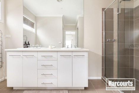 Property photo of 15 Ellesse Way Berwick VIC 3806