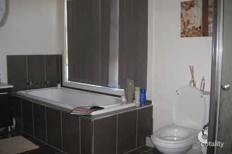 Property photo of 17 Ultimo Walk Taylors Hill VIC 3037