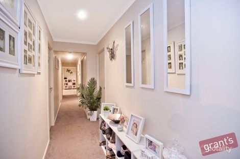 Property photo of 6 Tangelo Terrace Pakenham VIC 3810