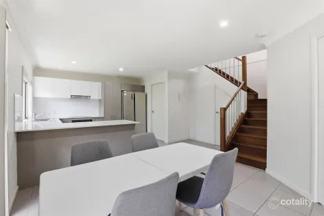 Property photo of 1/136 Central Street Labrador QLD 4215