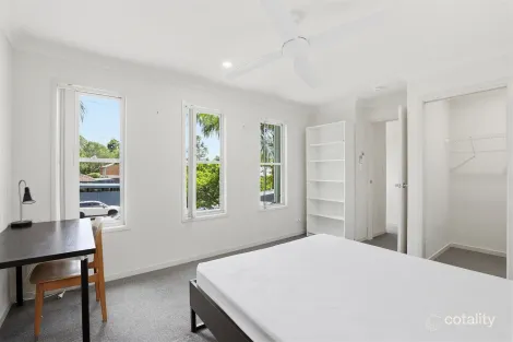 Property photo of 1/136 Central Street Labrador QLD 4215