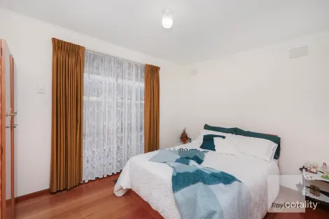 Property photo of 11 Dingley Close Gladstone Park VIC 3043