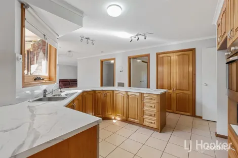 Property photo of 4 Daniel Court Pakenham VIC 3810