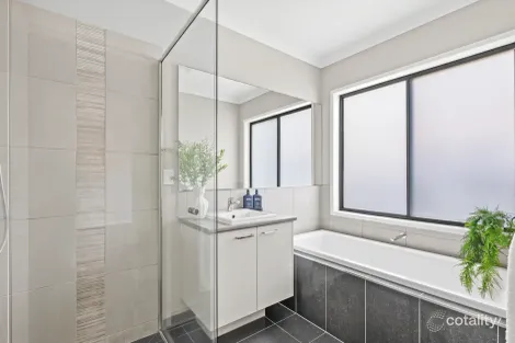 Property photo of 166 Warralily Boulevard Armstrong Creek VIC 3217
