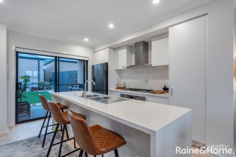 Property photo of 11 Kelpie Walk Sunbury VIC 3429