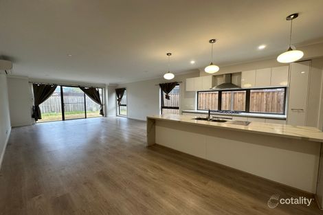 Property photo of 13 Canopy Crescent Hillside VIC 3037