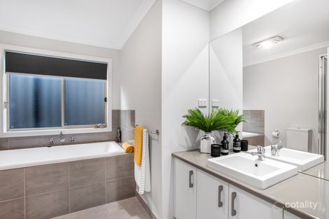 Property photo of 27 Botham Crescent Pakenham VIC 3810
