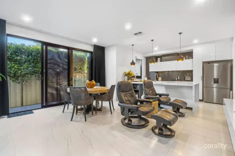 2/451 PINE RIDGE RD, RUNAWAY BAY, QLD 4216