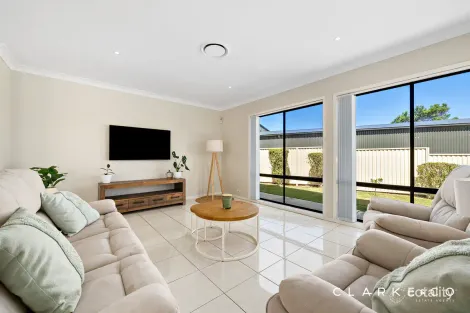 Property photo of 14 Drayton Crescent Thornton NSW 2322