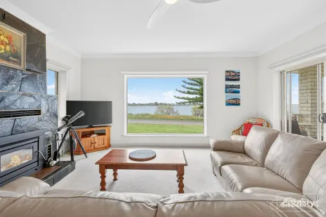 17 Captain Sturt Pde, Hindmarsh Island, SA 5214