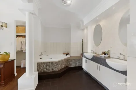 Property photo of 9 Sinagra Way Yangebup WA 6164