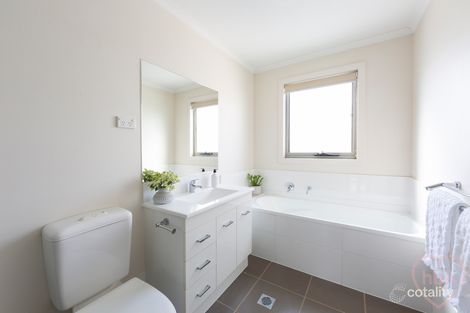 Property photo of 37 Cazneaux Crescent Weston ACT 2611