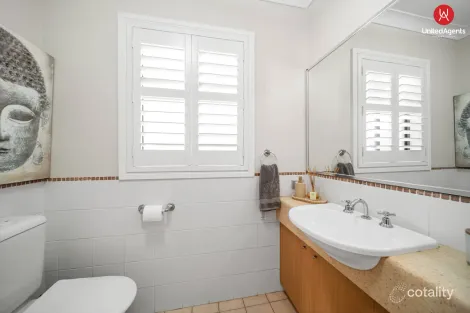 Property photo of 32 Wainewright Avenue West Hoxton NSW 2171