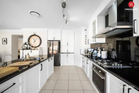 Property photo of 32 Wainewright Avenue West Hoxton NSW 2171