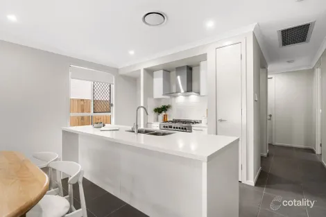 Property photo of 21 Ruchi Place Wynnum West QLD 4178