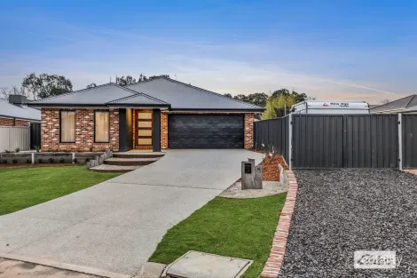 Property photo of 32 St Levans Place Lavington NSW 2641