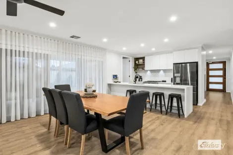 Property photo of 32 St Levans Place Lavington NSW 2641
