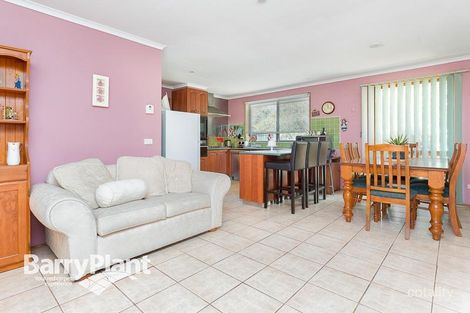 Property photo of 28 Skye Crescent Endeavour Hills VIC 3802