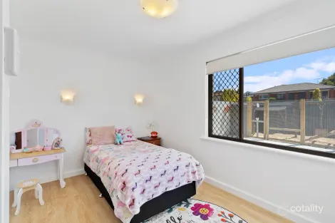 Property photo of 17 Carina Circle Halls Head WA 6210