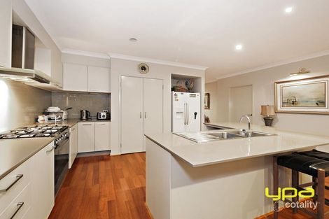 Property photo of 2 Bellfield Avenue Caroline Springs VIC 3023
