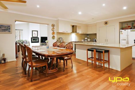 Property photo of 2 Bellfield Avenue Caroline Springs VIC 3023