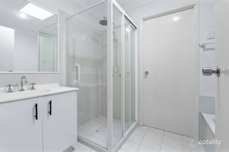 Property photo of 2/5 Hill Court Labrador QLD 4215