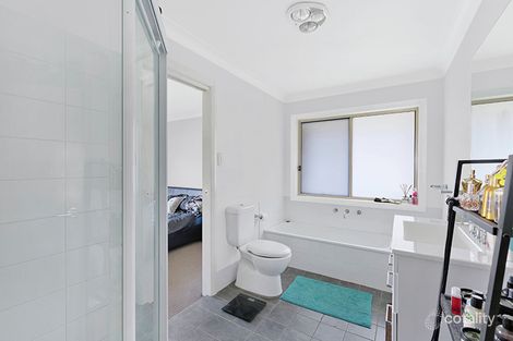 33 Gymea Cres, Mannering Park, NSW 2259