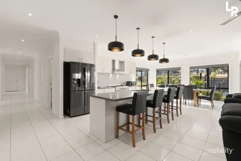 Property photo of 32 Shinners Close Bunyip VIC 3815