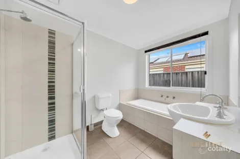Property photo of 18 Sinclair Crescent Tarneit VIC 3029
