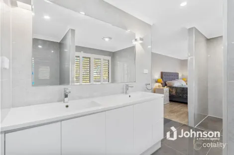 Property photo of 17 Armidale Crescent Helensvale QLD 4212