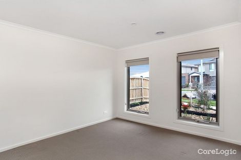 Property photo of 33 Solitude Crescent Point Cook VIC 3030