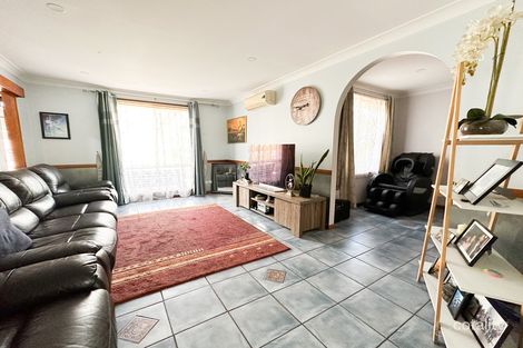 Property photo of 43 Donalbain Circuit Rosemeadow NSW 2560