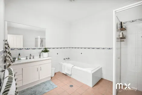 Property photo of 2/9A Figtree Crescent Figtree NSW 2525