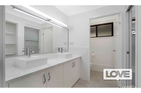 Property photo of 19 Leeward Close Woodrising NSW 2284