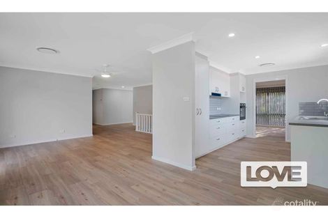 Property photo of 19 Leeward Close Woodrising NSW 2284