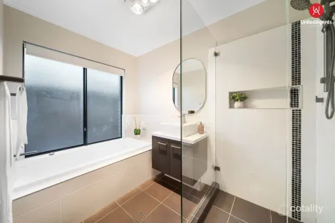 Property photo of 3 Dobroyd Drive Elizabeth Hills NSW 2171