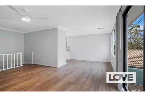 Property photo of 19 Leeward Close Woodrising NSW 2284