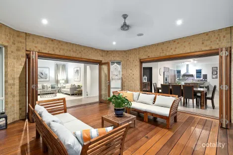 Property photo of 2 Glover Close Pakenham VIC 3810