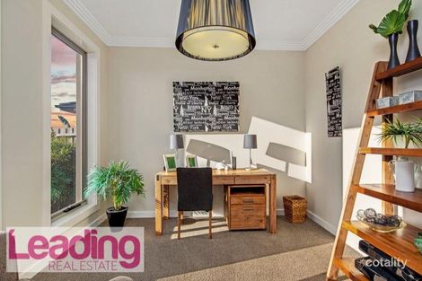 Property photo of 22 Peppermint Grove Taylors Hill VIC 3037