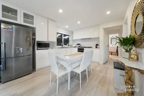 2/58 Kingdom Ave, Kings Park, VIC 3021