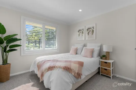 Property photo of 25 Yewens Circuit Grasmere NSW 2570