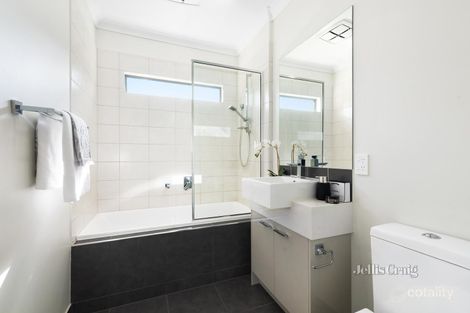 Property photo of 8 Parkland Place Notting Hill VIC 3168