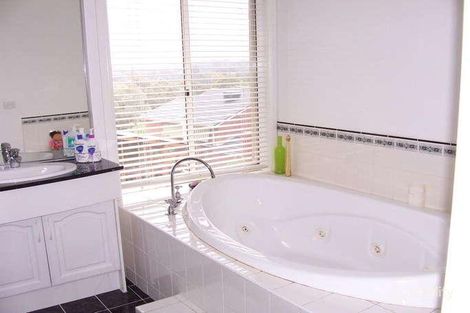Property photo of 66 Kelway Crescent Eltham North VIC 3095