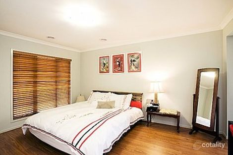 Property photo of 10 Indigo Square Brookfield VIC 3338