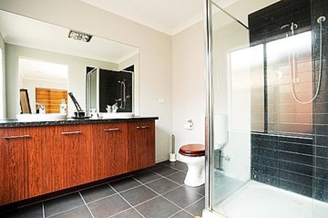 Property photo of 10 Indigo Square Brookfield VIC 3338