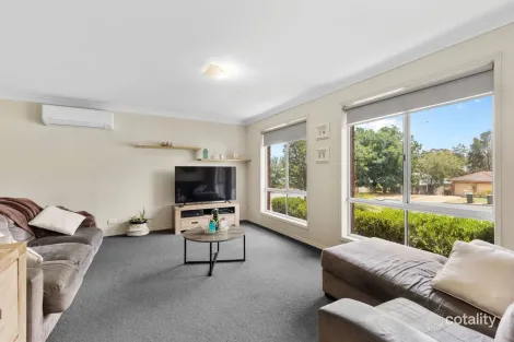 Property photo of 32 Bourkelands Drive Bourkelands NSW 2650